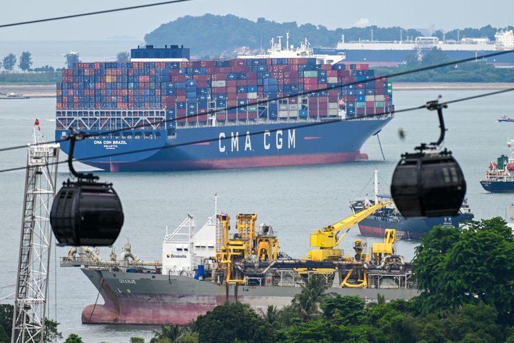 A container vessel anchored out past the Pasir Panjang terminal port is seen behind cable car cabins in Singapore on June 17, 2022. (Photo by Roslan RAHMAN / AFP)
