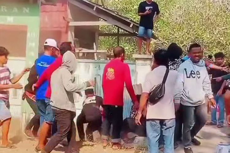 Arak-arakan Sayyang Pattuduq di Majene Sulbar Diwarnai Kericuhan, 1 Orang Terluka