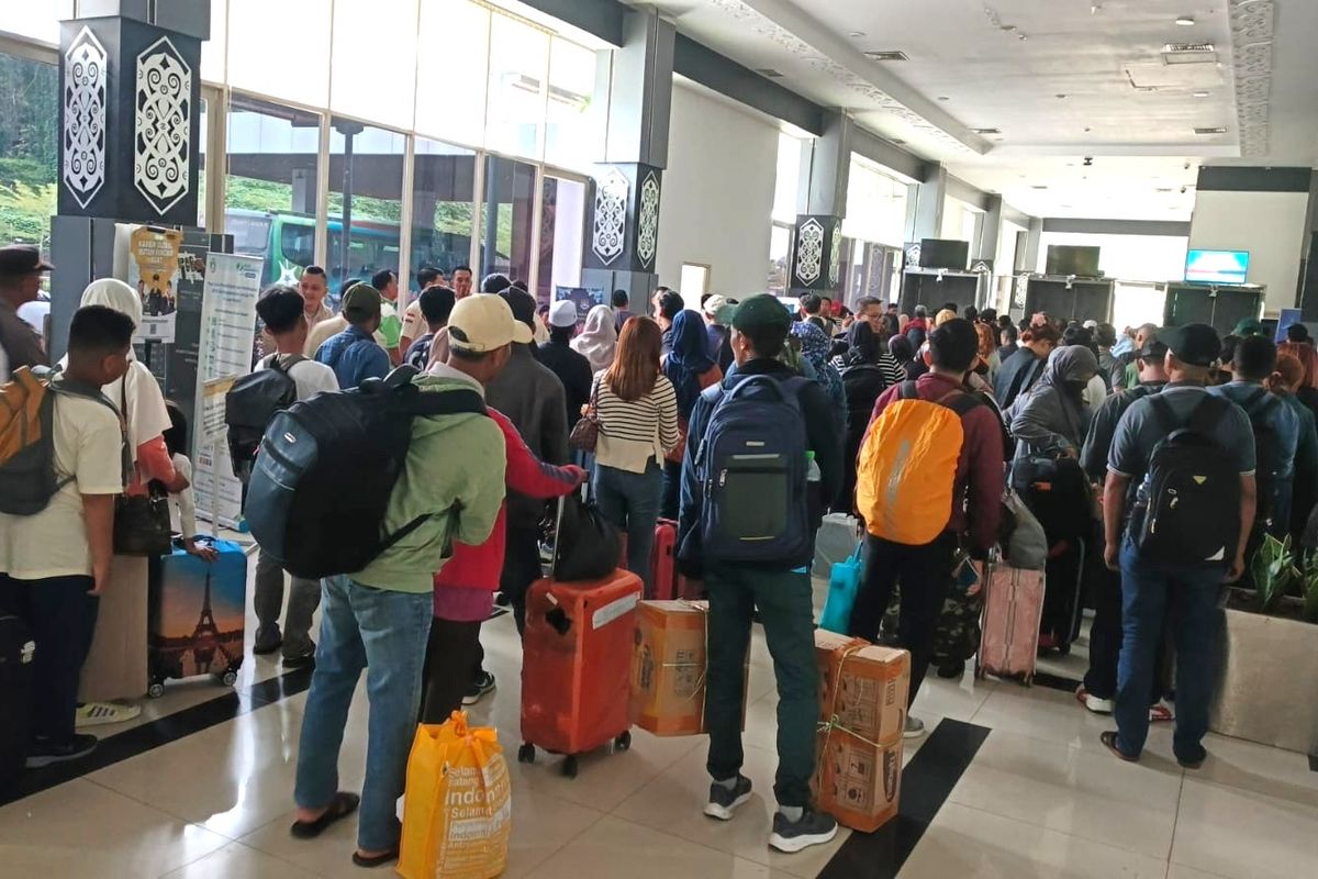 Aktivitas lintas batas orang di PLBN Entikong, Kalimantan Barat selama periode libur Paskah 2026.