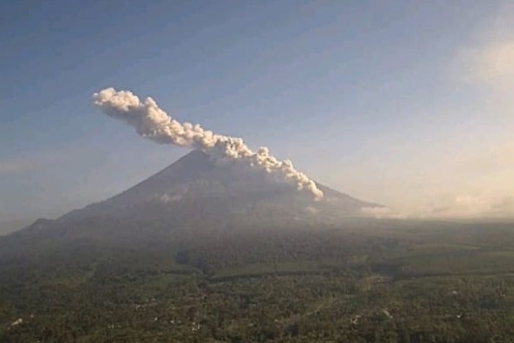 Gunung Semeru Luncurkan Awan Panas Sejauh 4 Km, BPBD Lumajang Siagakan Tim Reaksi Cepat