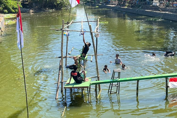 Keseruan Lomba 17-an di Atas Sungai Jogoloyo Surabaya, dari Kepruk Guling Sampai Ninja Warior