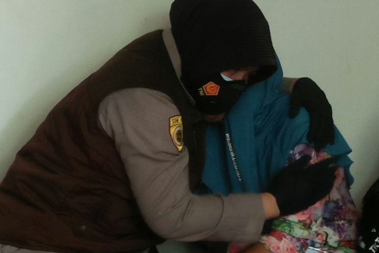 Istri korban Sugiono Effendi saat pendampingan psikologis oleh Biro SDM Polda Lampung, Senin (11/1/2021)(KOMPAS.com/TRI PURNA JAYA)