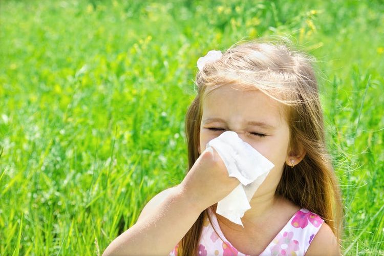 Batuk dan pilek pada anak dapat diatasi dengan beberapa obat alami, seperti air hangat, es loli, dan madu. 
