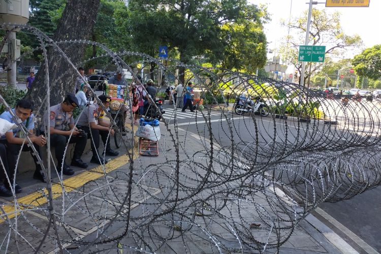 Jalan gelora ditutup, Jumat (24/5/2019) siang.