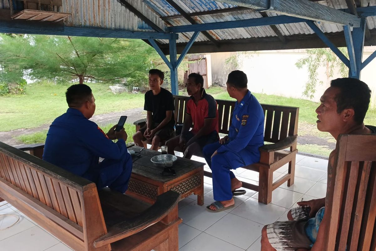 Petugas saat mengevakuasi nelayan yang dilaporkan hilang saat melaut di Desa Sumberkima, Kecamatan Gerokgak, Kabupaten Buleleng, Provinsi Bali, Kamis (4/12/2025).