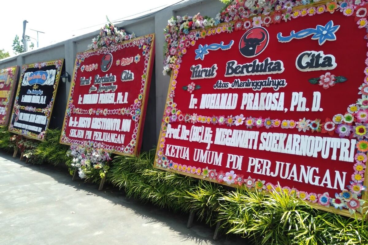 Karangan bunga di rumah duka Dubes Italia M Prakosa di Bambanglipuro, Bantul