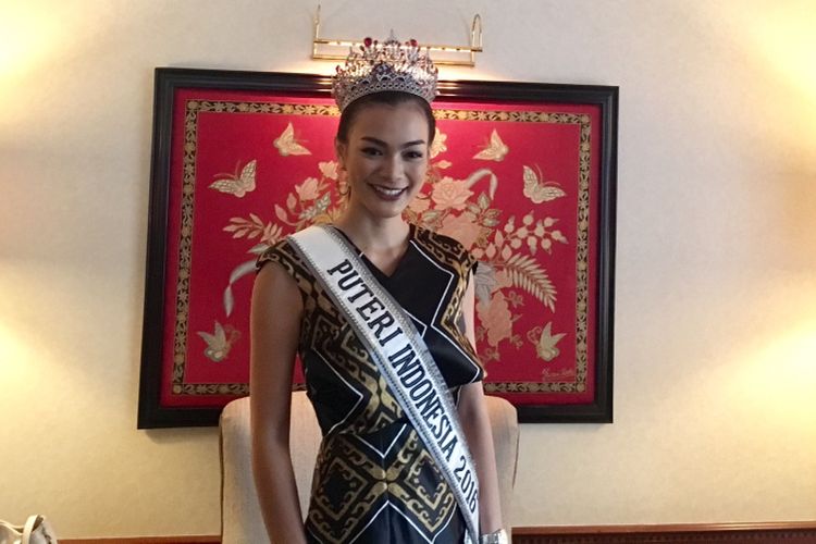 Kezia Warouw, Puteri Indonesia 2016 dan Miss Universe Indonesia 2016 di The Sultan Hotel Jakarta, Minggu (26/3/2017).
