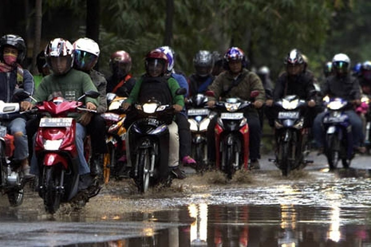 Tak cukup denan skill, harus ada taktik dan etika ketika berkendara di musim hujan.