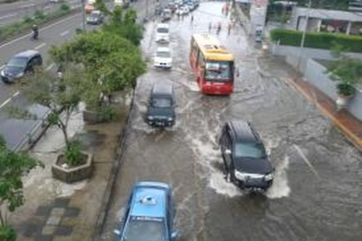 Sebuah bus Transjakarta yang harus melewati jalur reguler karena jalurnya dilewati kendaraan pribadi, imbas banjir yang menggenangi ruas Jalan S Parman, tepatnya di depan Universitas Tarumanagara, Jakarta Barat, Selasa (4/2/2014)