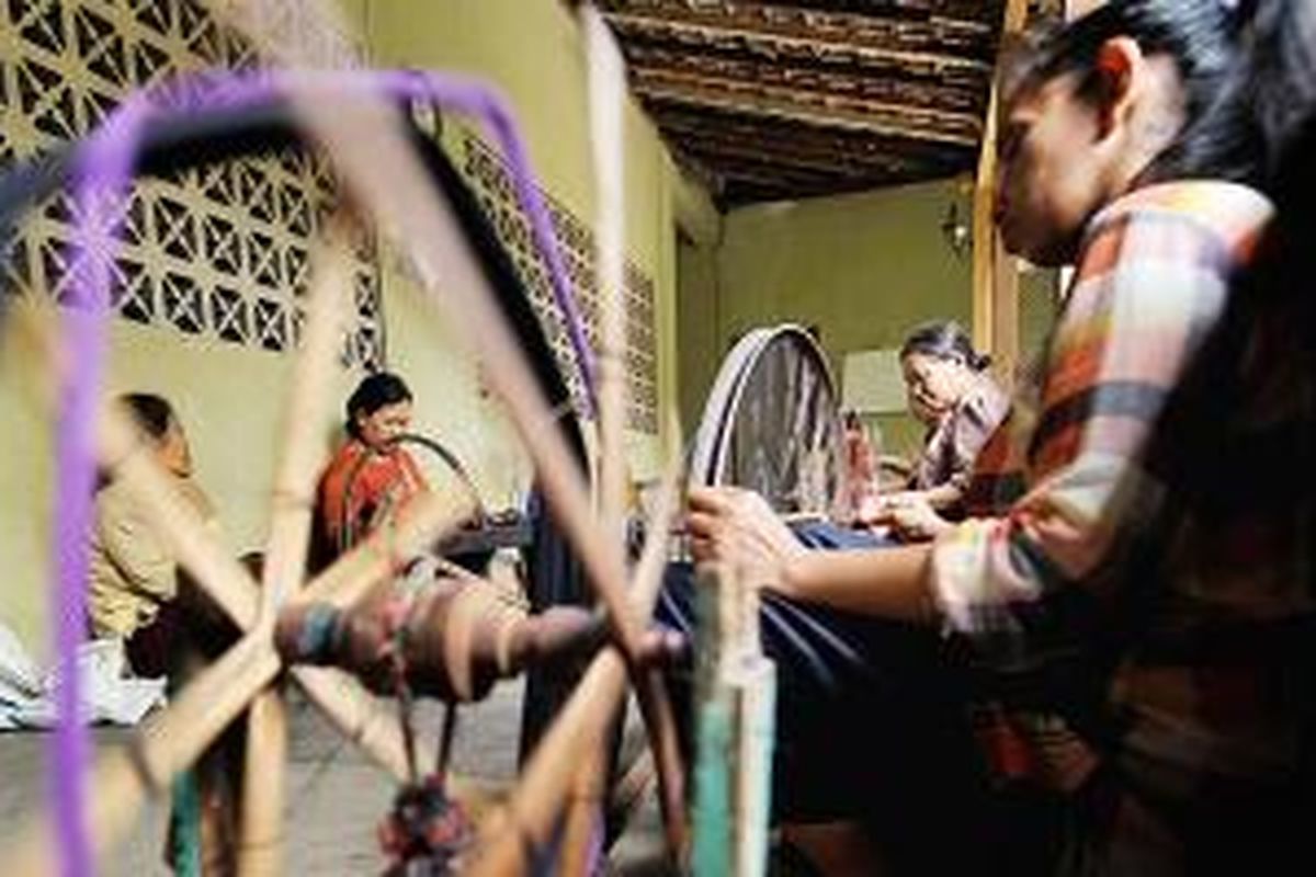 Proses pemintalan benang bahan baku kain lurik di rumah produksi Kurnia Lurik, Dusun Krapyak Wetan, Desa Panggungharjo, Sewon, Bantul, DI Yogyakarta.