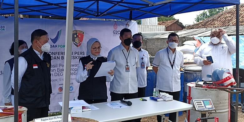 Kepala Badan Pengawas Obat dan Makanan (BPOM) Penny K Lukito menjelaskan perkembangan penanganan perusahaan farmasi melanggar ketentuan pembuatan obat sirup yang baik diduga memicu gagal ginjal akut pada anak dalam konferensi pers di Tapos, Depok, Rabu (9/11/2022).  