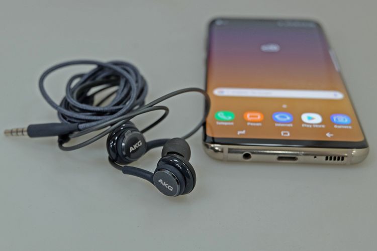 Earphone AKG yang disertakan dalam paket pembelian Samsung galaxy S8