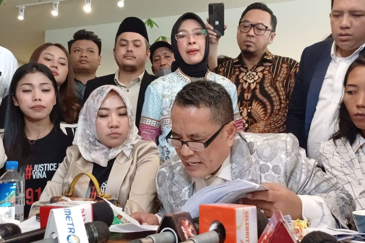 Hotman Paris Hutapea bacakan bukti hukum tentang keterlibatan dua DPO kasus pembunuhan Vina Cirebon yang disebut fiktif. Rabu, (29/5/2024).