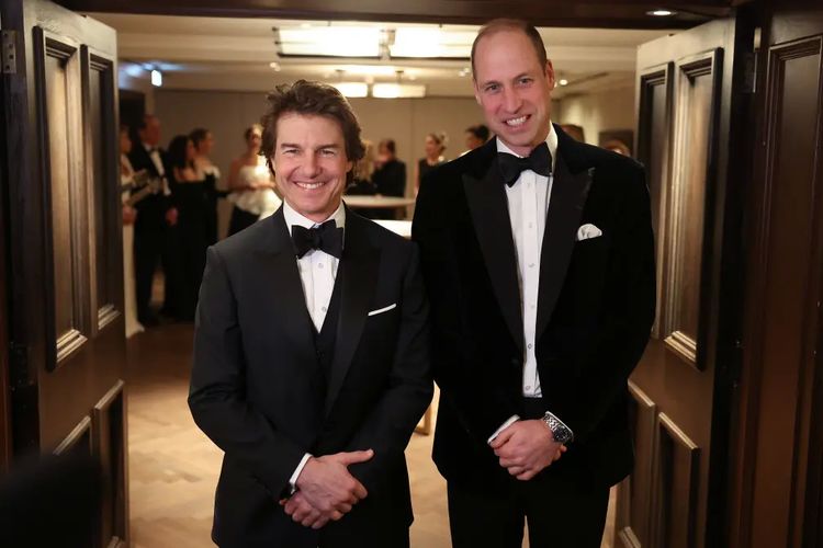 Tom Cruise dan Pangeran William foto bersama saat menghadiri acara London?s Air Ambulance Charity, Rabu (7/2/2024).