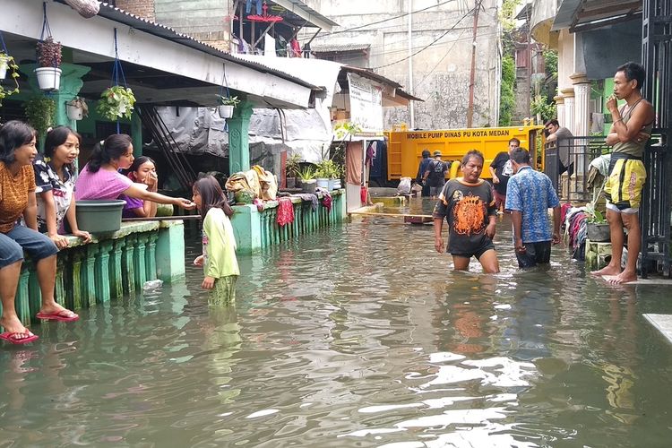 Warga Gang Subur Lama, Lingkungan 16 - 17, Kelurahan Kampung Baru, Kecamatan Medan Maimun menderita karena banjir tak kunjung surut sejak 1,5 bulan yang lalu. Puluhan rumah terendam dan sejumlah warga sudah mulai meninggalkan rumahnya.