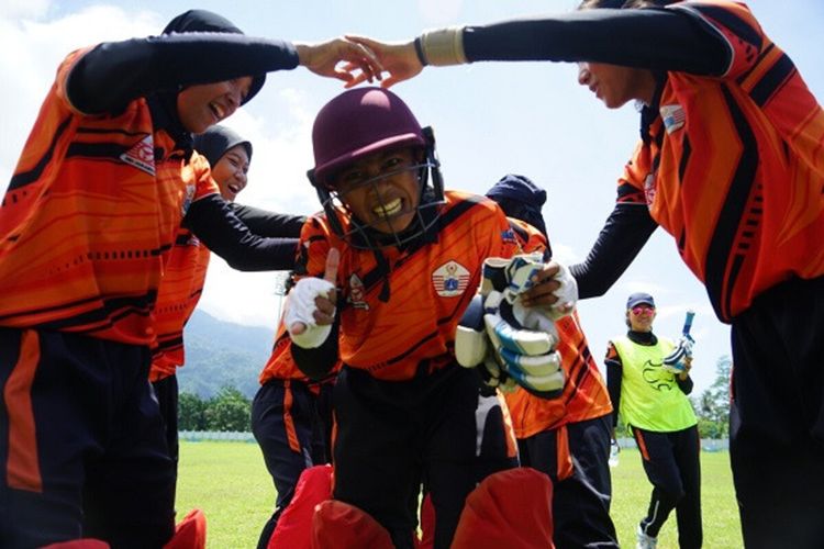 Tim Kriket DKI merayakan kemenangan atas Tim Bali di nomor super eight putir. Kemenangan tersebut juga mengantarkan keberhasilan Kontingen DKI mengawinkan emas putra dan putri di nomor tersebut, Jayapura, Papua, Rabu (29/9/2021)