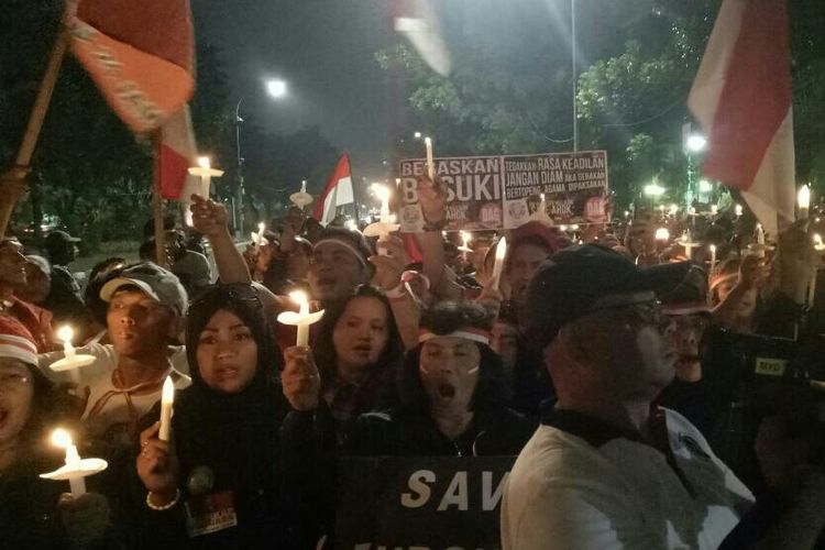 Para pendukung Gubernur non-aktif DKI Jakarta Basuki Tjahaja Purnama (Ahok) kembali menggelar aksi di depan Balai Kota DKI Jakarta, Jalan Medan Merdeka Selatan, Rabu (24/5/2017) malam. 