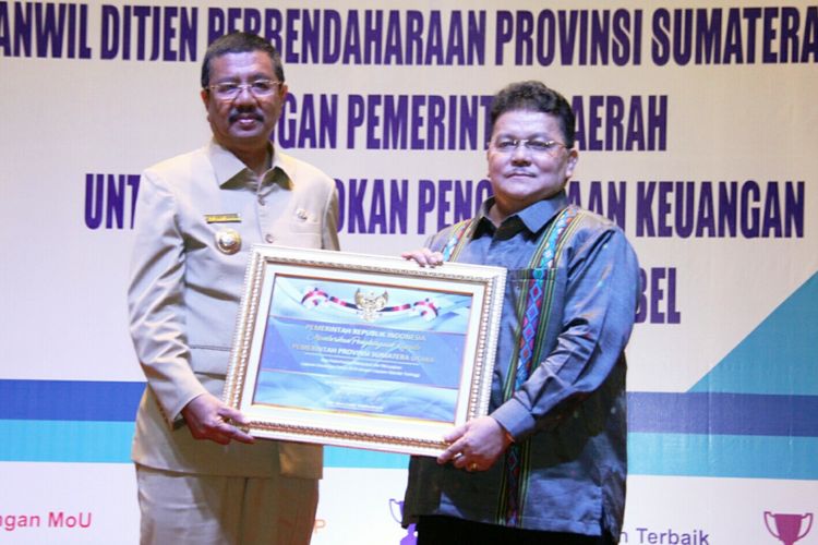 Gubernur Sumatera Utara Erry Nuradi menerima penghargaan dari Menkeu RI Sri Mulyani, Rabu (1/11/2017) 