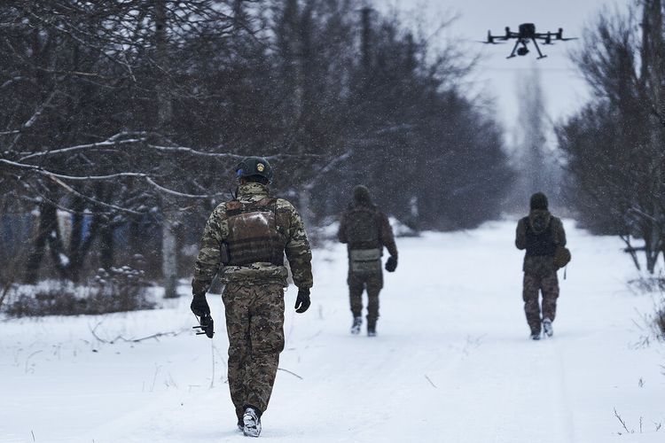 Tentara Ukraina mengikuti drone di dekat garis depan dekat Avdiivka, wilayah Donetsk, Ukraina, Jumat (17/2/2023)