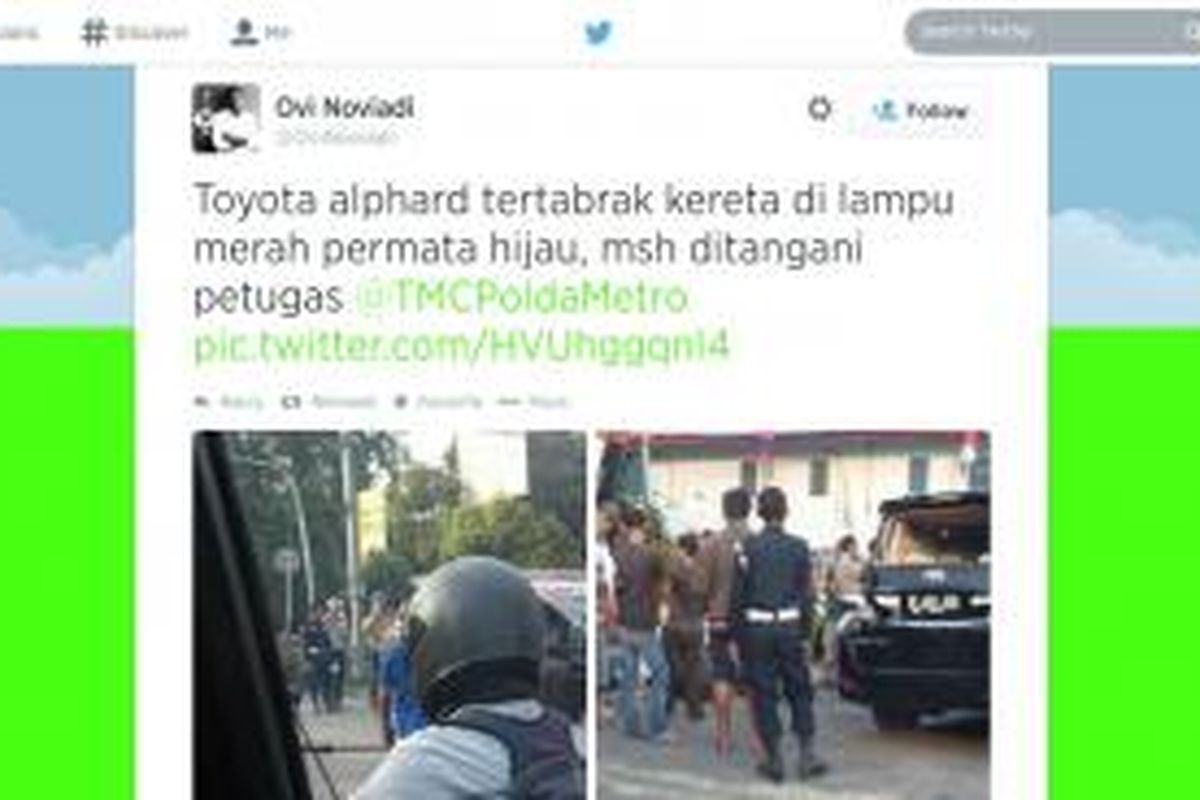 Kecelakaan terjadi di perempatan dan perlintasan kereta Patal Senayan, Jakarta Pusat, Jumat (29/8/2014) pagi. Kemacetan lalu lintas terjadi di kawasan itu, terutama dari arah Permata Hijau.