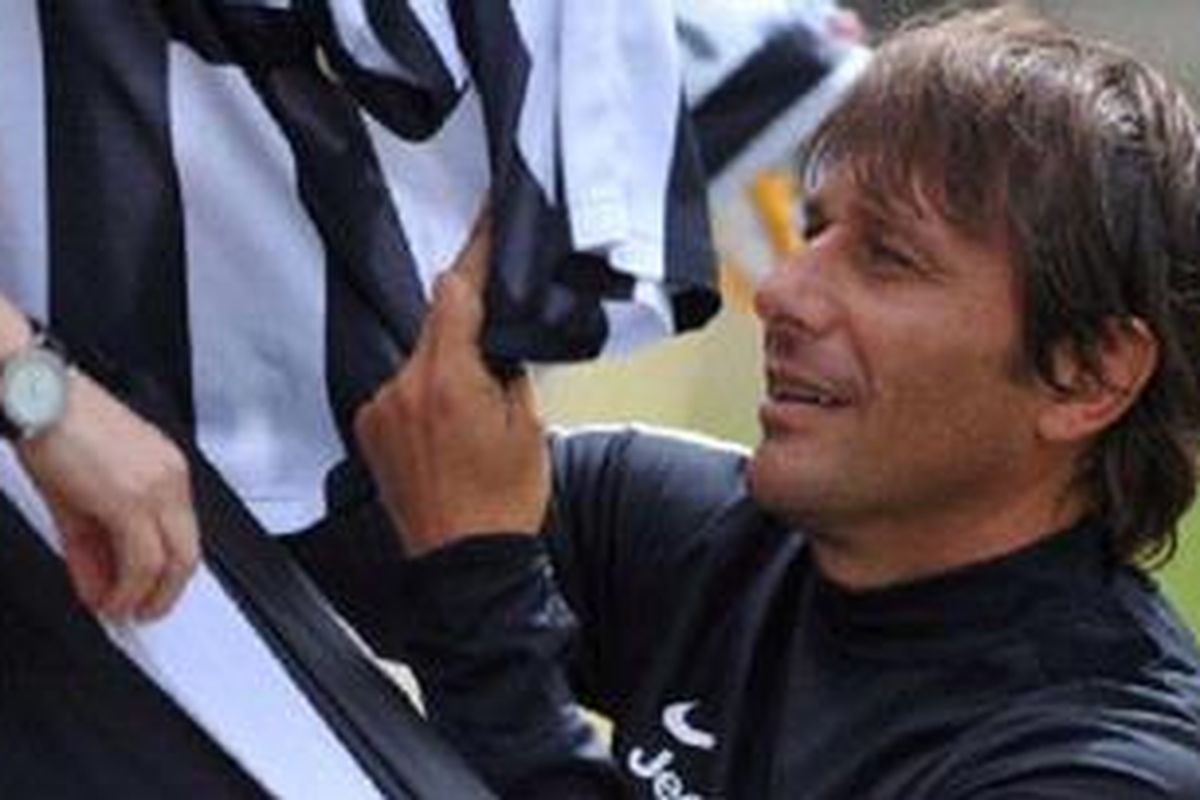 Antonio Conte melayani permintaan tanda tangan para Juventini yang memadati Chatillon, Perancis, Senin (16/7/2012). Tempat itu menjadi pemusatan latihan Juve.