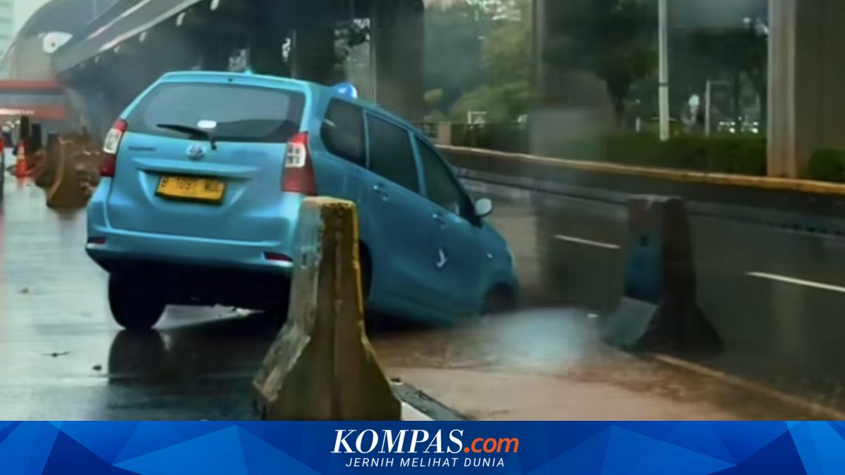 Bluebird Taxi Stuck in Hole on Jakarta’s Rasuna Said Street | Kompas.com