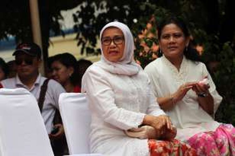 Ibu Iriana bersama Ibu Mufidah Mi'ad Saad (kiri), istri pasangan bakal capres dan cawapres yang diusung Partai Demokrasi Indonesia Perjuangan, Joko Widodo dan Jusuf Kalla, menghadiri acara deklarasi pasangan tersebut di Gedung Joang, Jakarta Pusat, Senin (19/5/2014). Pasangan tersebut juga didukung oleh koalisi Partai NasDem, PKB, dan Hanura dalam menghadapi pilpres Juli mendatang. TRIBUNNEWS/DANY PERMANA