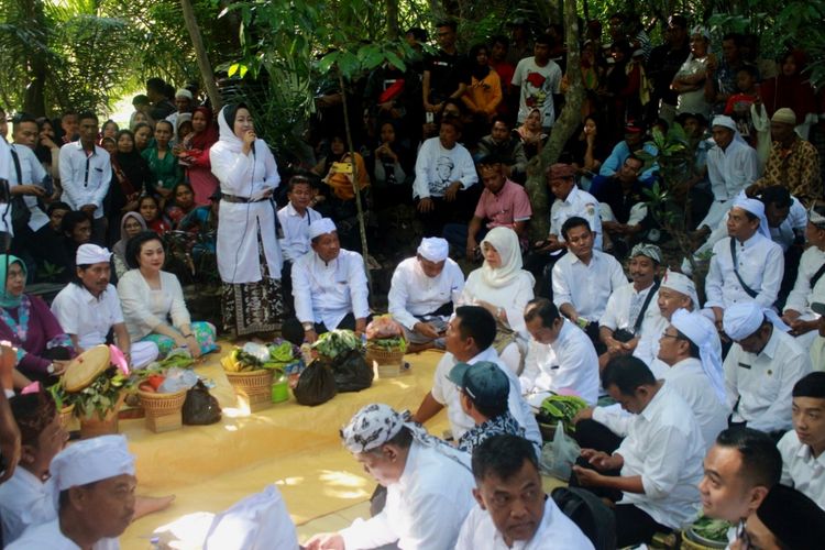 Upacara Adat Ngasa diselenggarakan oleh warga Kampung Jalawastu setiap tahun, yaitu setiap Selasa Kliwon pada Mangsa Kasanga.
