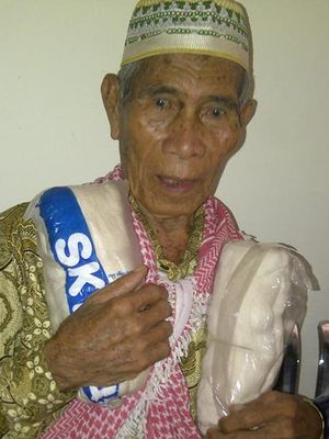 H Muhamad Bola (74), warga Desa Rangga Solo, Kecamatan Wera, Kabupaten Bima, yang digugat anak kandung dan menantunya Rp 216 juta saat ditemui di Pengadilan Negeri Raba Bima, Rabu (14/6/2017)