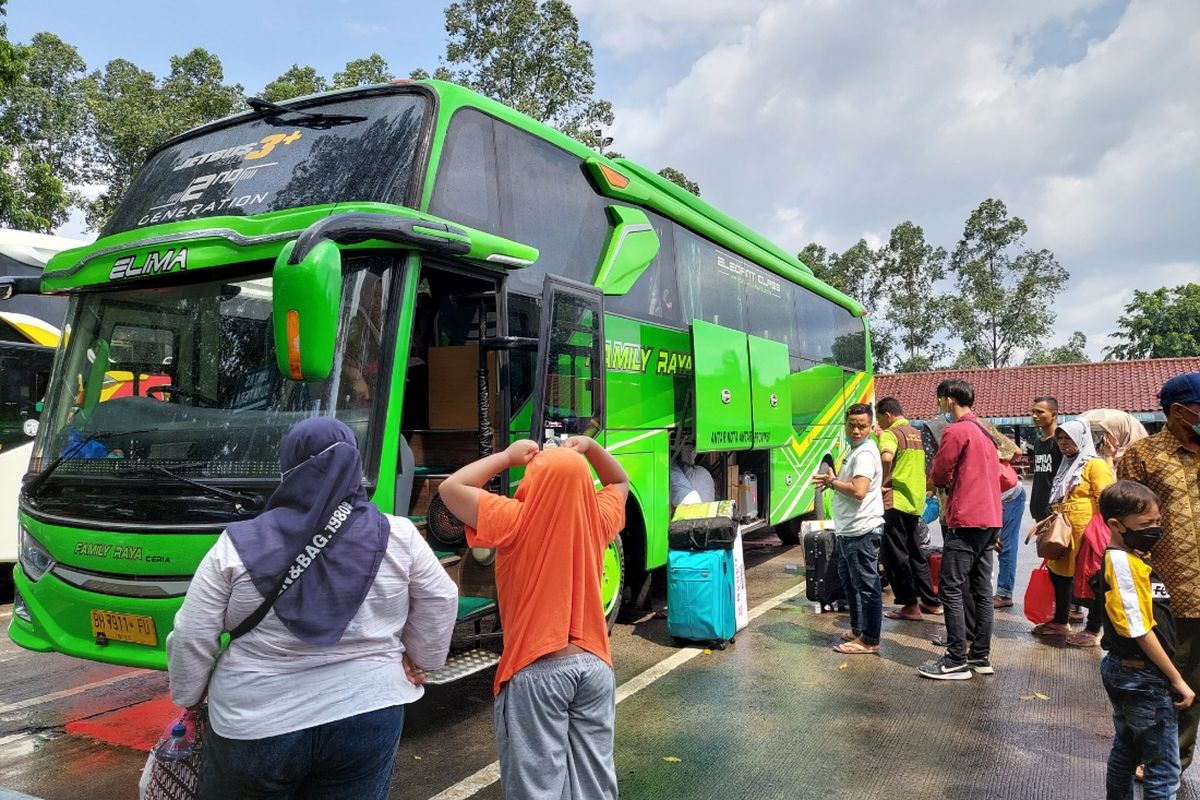 Sejumlah penumpang bus tengah bersiap untuk menaiki salah satu layanan bus dari Terminal Poris Plawad, Minggu (11/4/2021).