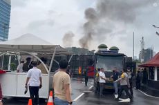 Massa Apdesi Bakar Spanduk dan Lempar Batu ke Gedung DPR Saat Demo