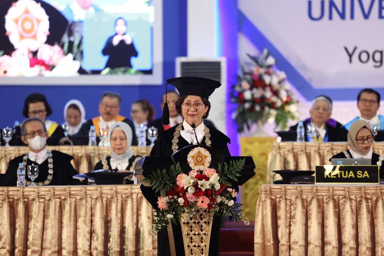 Rektor UGM Prof. dr. Ova Emilia, Ph.D. saat menyampaikan pidato di puncak acara Dies Natalis ke-74 Universitas Gadjah Mada (UGM), Selasa (19/12/2023) 