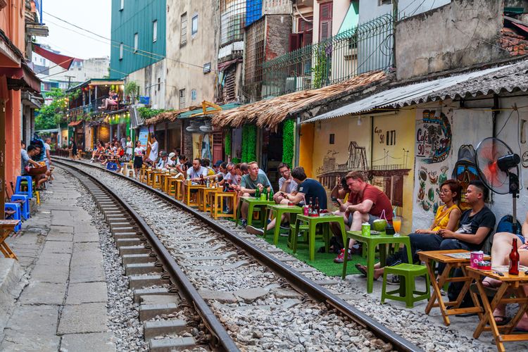 Kafe rel kereta api populer di Hanoi, Vietnam.
