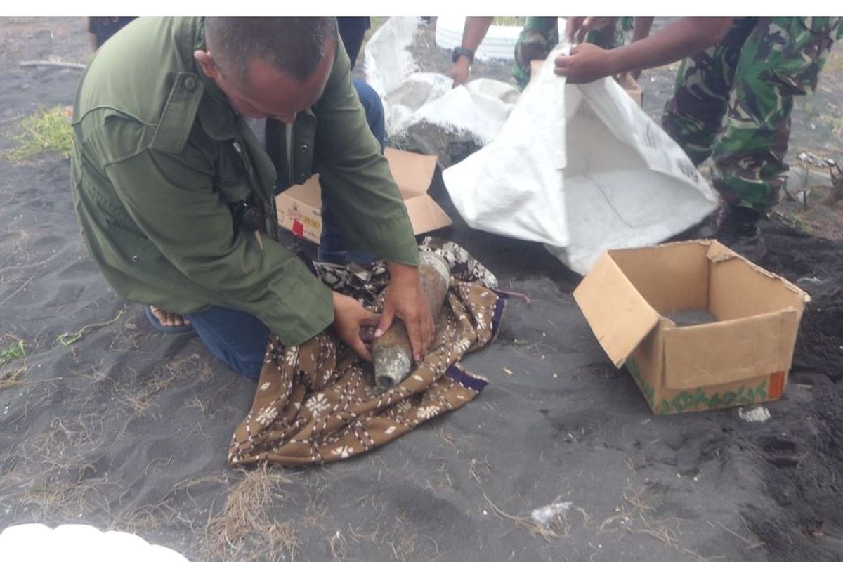 Warga menemukan amunisi berkaliber besar di Pantai Bambang Lumajang, Minggu (24/4/2022)