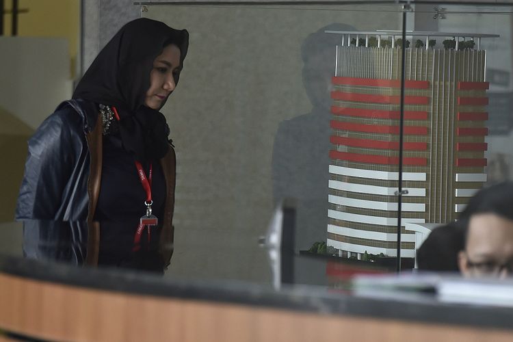 Bupati Kutai Kartanegara Rita Widyasari mengamati maket gedung Merah Putih KPK saat menunggu pemeriksaan di KPK, Jakarta, Jumat (6/10). Rita Widyasari memenuhi panggilan KPK untuk pemeriksaan perdana sejak ditetapkan sebagai tersangka kasus dugaan menerima suap dan gratifikasi sebesar enam miliar rupiah dari Direktur Utama PT Sawit Golden Prima (PT SGP) Hery Susanto Gun terkait pemberian izin lokasi into dan plasma perkebunan kelapa sawit di Desa Kupang Baru, Kecamatan Muara Kaman. ANTARA FOTO/Puspa Perwitasari/foc/17.