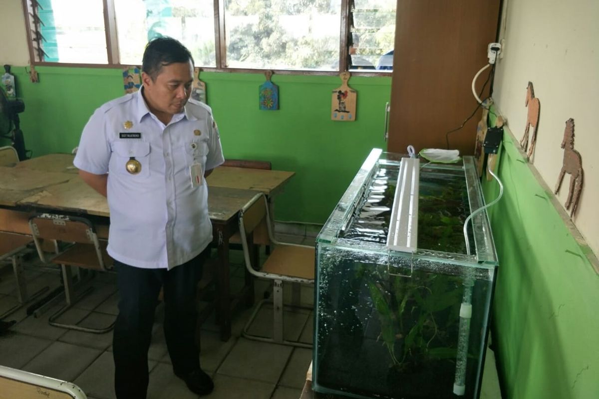 Walikota Jakarta Utara Sigit Wijatmoko tinjau pemasangan filter udara di SDN 07 Cilincing