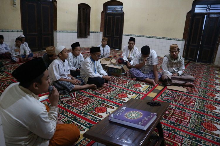 Suasana saat santri Pondok Pesantren Tebuireng, Jombang, Jawa Timur, melantunkan al quran di Masjid Jami Pesantren Tebuireng, Senin (3/2/2020) dinihari.