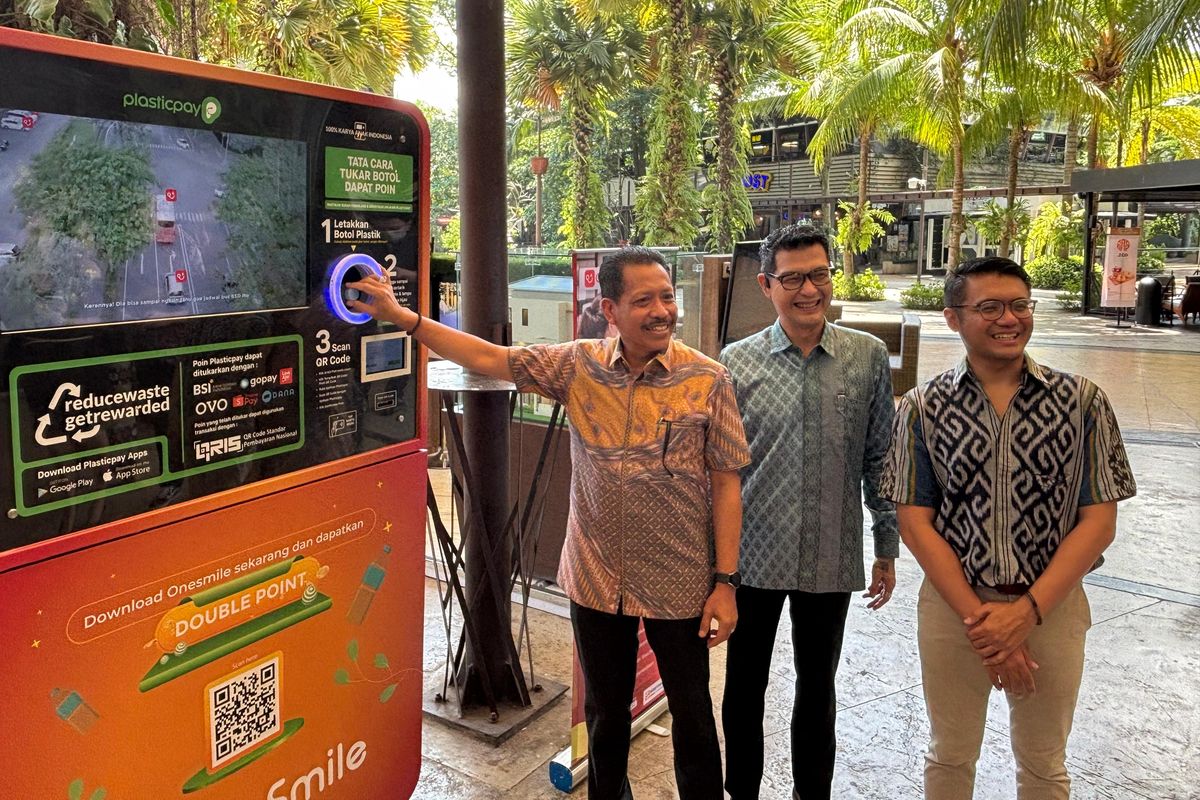 Sinarmas Land melalui Living Lab Ventures (LLV) menggandeng Plasticpay, startup yang bergerak di bidang daur ulang sampah plastik, meresmikan Reverse Vending Machine (RVM).