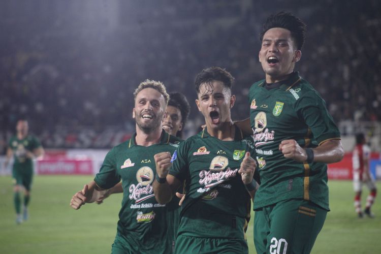 Para pemain Persebaya Surabaya merayakan gol Bruno Moreira Soares ke gawang Persis Solo pada laga Liga 1 2023-2024, Sabtu (1/7/2023).