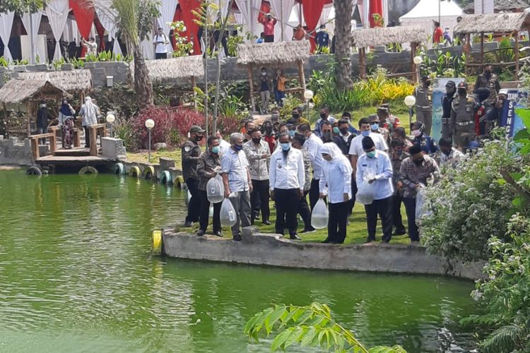 Gubernur Jawa Timur Khofifah Indar Parawansa beserta rombongan, saat berkunjung ke wisata Setigi di Desa Sekapuk, Kecamatan Ujungpangkah, Gresik.