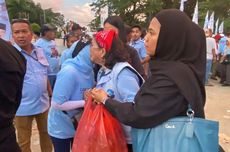 Saat Istri Calon Gubernur Maluku Punguti Sampah Usai Kampanye Akbar