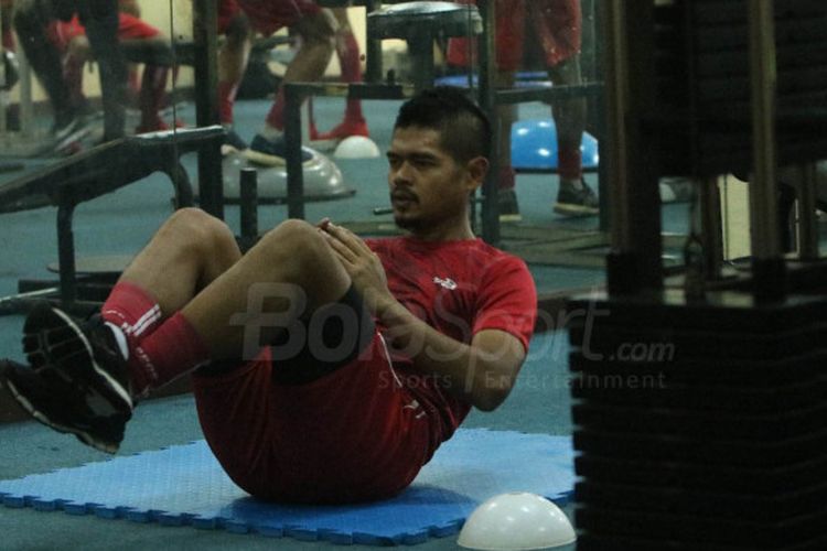 Penyerang Persija, Bambang Pamungkas, tengah mengikuti sesi latihan kebugaran Macan Kemayoran di sesi latihan kebugaran tim di Executive Club Persada, Halim, Jakarta, Kamis (22/2/2018).