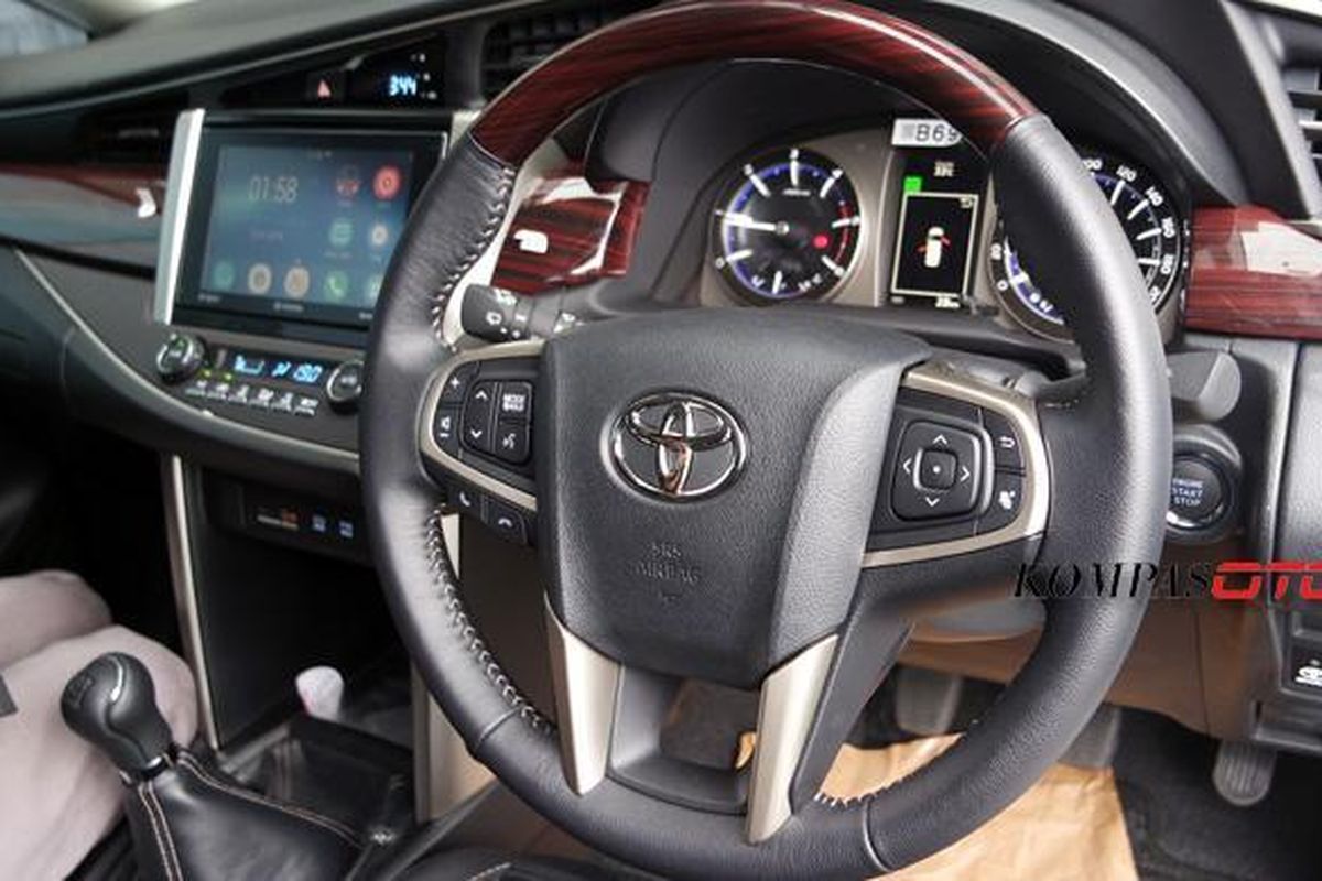 Interior Toyota All-New Kijang Innova tipe tertinggi, Q M/T diesel.