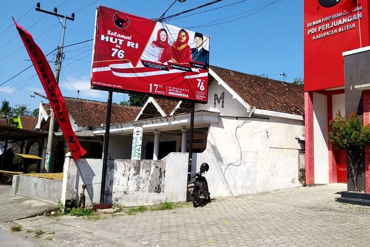 Poster ucapan HUT RI ke-76 menutup baliho dengan foto Puan Maharani yang menjadi target vandalisme, Sabtu (24/7/2021)