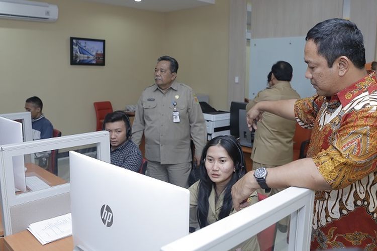 Wali Kota Semarang Hendrar Prihadi sendang meninjau call center gawat darurat 112 di Kota Semarang .