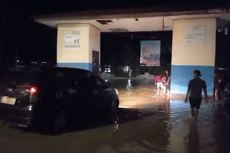 Banjir melanda Kota Makale, Kabupaten Tana Toraja, Sulawesi Selatan pada Minggu (25/2/2024) malam. Banjir terjadi setelah Hujan deras membuat sejumlah anak sungai yang melintasi Kota Makale meluap dan mengakibatkan ratusan rumah warga terendam banjir.