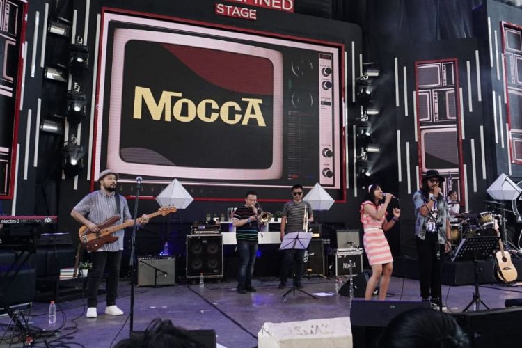 Grup band Mocca dan vokalis Burgerkill Vicky tampil bersama di panggung Slim Refine Stage, Soundrenaline 2018 yang digelar di Garuda Wisnu Kencana (GWK), Badung, Bali, Sabtu (8/9/2018).