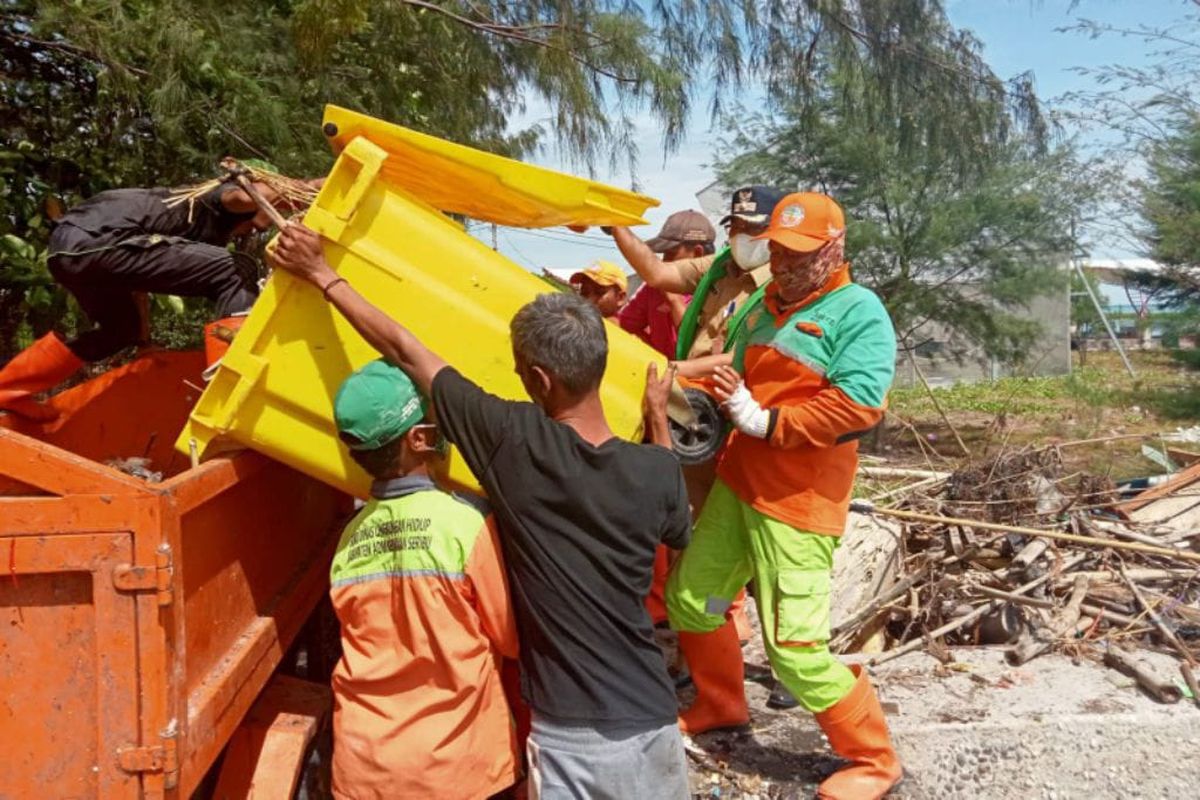 Petugas membersihkan sampah yang menumpuk di pesisir Pulau Kelapa, Kabupaten Kepulauan Seribu pada Kamis (17/11/2022). Sampah ini berasal dari kiriman berbagai daerah termasuk Jakarta, Banten, dan Jawa Barat. 