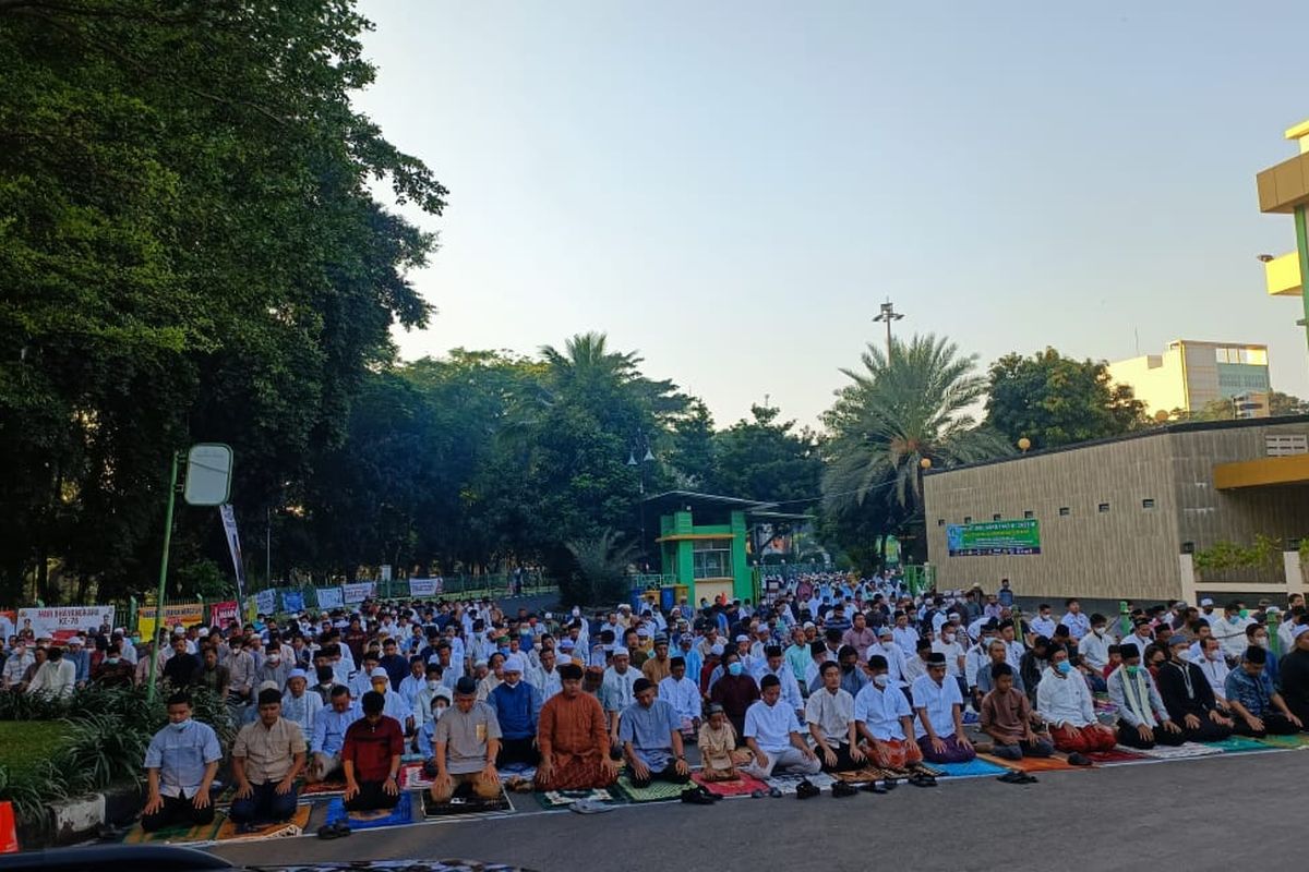 Umat muslim saat melaksanakan shalat Idul Adha di Masjid Agung Al Barkah, di Jalan Veteran, Margajaya, Kecamatan Bekasi Selatan, Kota Bekasi pada Minggu (10/7/2022). Terlihat jemaah sudah mulai berdatangan ke lingkungan masjid sejak pukul 06.00 WIB.