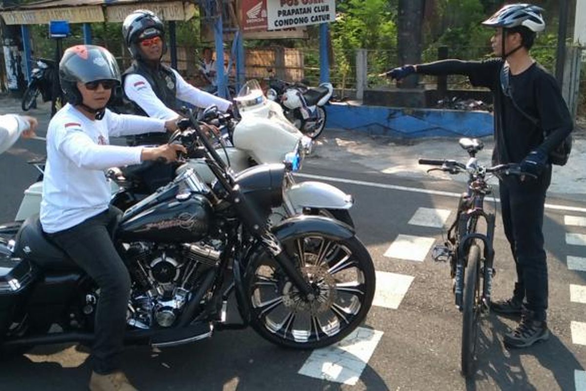 Foto dari warga Yogya:
Erlanto Wijoyono saat menghadang konvoi Harley di Perempatan Condongcatur Depok Sleman